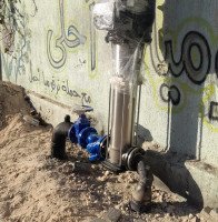 تركيب المضخة بجانب العيادة لضخ المياه الى المنطقة الغربية من البلد