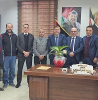 وفد من بنك القدس يزور بلدية ترقوميا ويبحث مع رئيس البلدية سبل التعاون المشترك