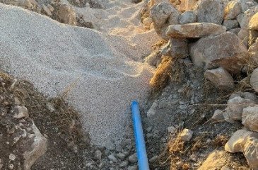 تمديد خطوط  مياه رئيسية ومواسير انابيب في عدة مناطق داخل البلدة