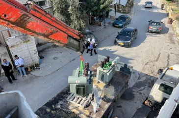 المحولات التي تم تركيبها في بلدة ترقوميا وذلك لتوفير خدمة الكهرباء المناسبة للمواطنين