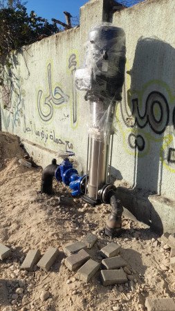 تركيب المضخة بجانب العيادة لضخ المياه الى المنطقة الغربية من البلد