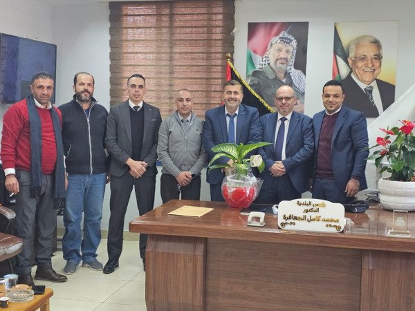 وفد من بنك القدس يزور بلدية ترقوميا ويبحث مع رئيس البلدية سبل التعاون المشترك