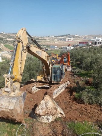 تأسيس طريق لخط ضغط متوسط لتزويد المناطق التي بحاجة الى خدمة كهرباء.