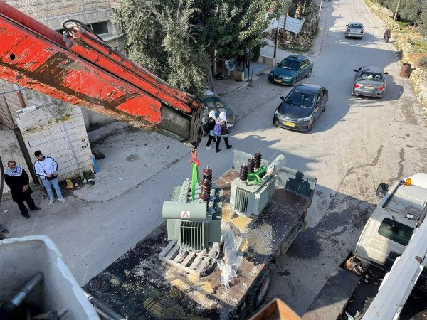 المحولات التي تم تركيبها في بلدة ترقوميا وذلك لتوفير خدمة الكهرباء المناسبة للمواطنين